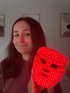 Emilie shows the aurion x252 led mask on