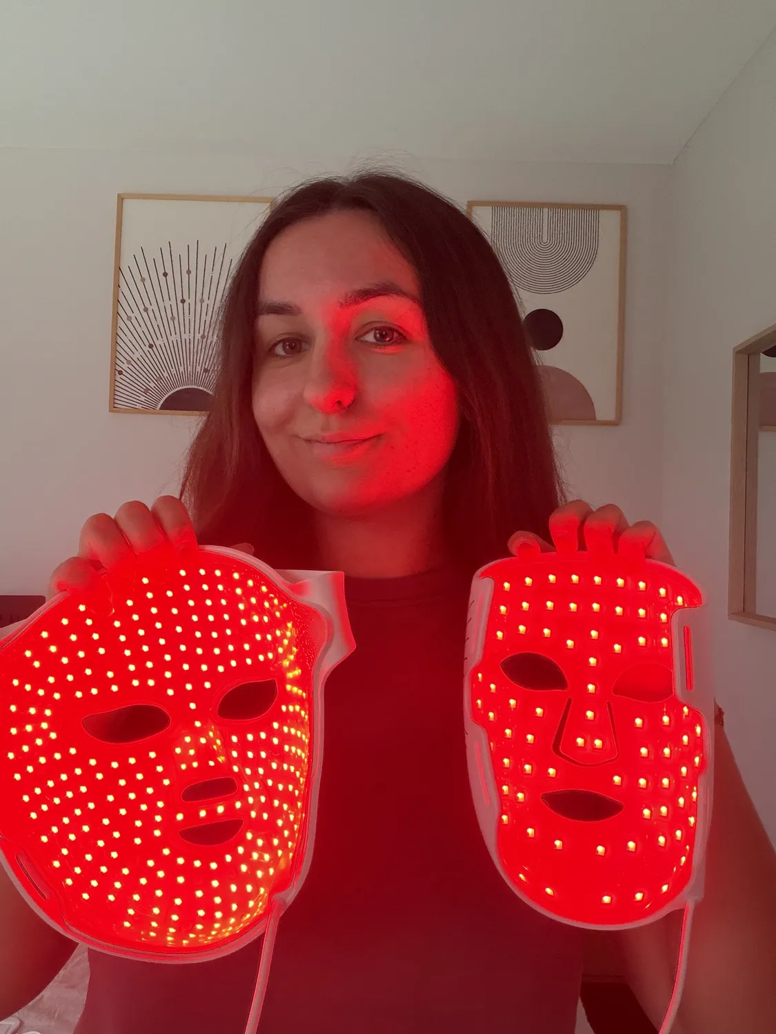 Emilie shows the difference in rendering of the two led masks currentbody and nooance